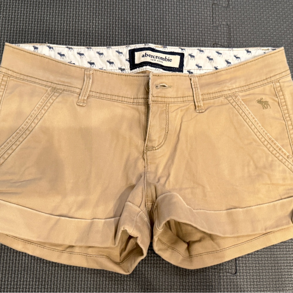 Great condition Abercrombie shorts size 14 kids in tan